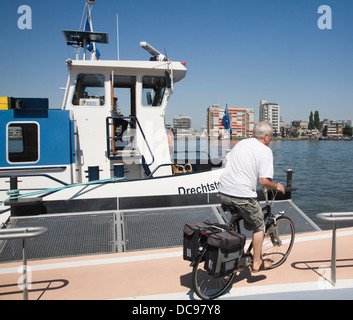 Kleinen Passagierfähre Wasserbus Boot überqueren Oude Maas Fluss Dordrecht und Zwijndrecht Niederlande Stockfoto