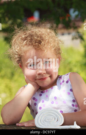 Sympathische kleine blonde Mädchen Stockfoto