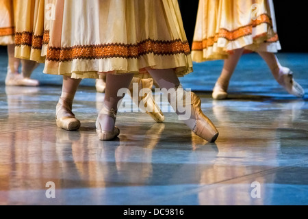 Ballett-Tänzer in Pantoffeln auf der Bühne Stockfoto