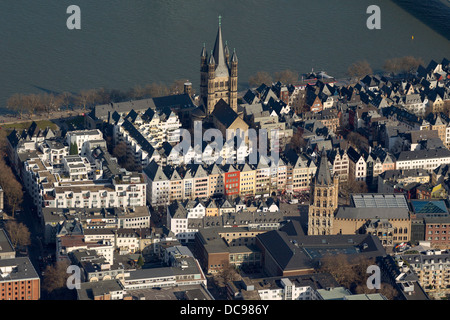 Luftaufnahme, Altstadt mit groß St. Martin-Kirche oder Gross St. Martin und dem Kölner Rathaus Stockfoto