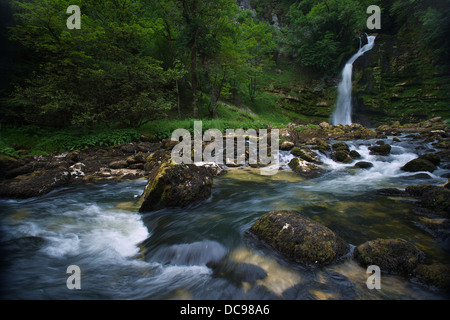 Wasserfall in die Schlucht du Flumen in der Nähe von Saint-Cluade in Frankreich Jura Stockfoto