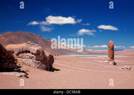 geologische Monolith in der Nähe von Salar Aguas Calientes Wüste Atacama, Chile Stockfoto