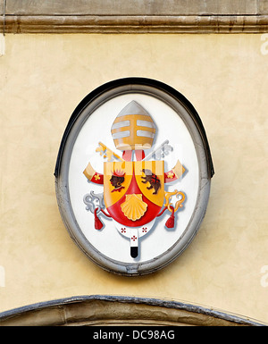 Das Wappen von Papst Benedict XVI. vor dem erzbischöflichen Palast in Florenz, Italien. Stockfoto