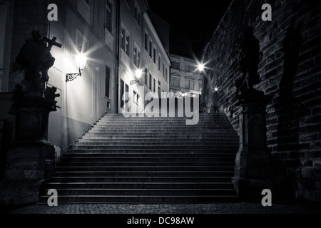 geheimnisvolle schmale Treppe mit Laternen in Prag bei Nacht Stockfoto