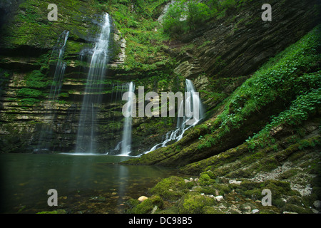 Wasserfall in die Schlucht du Flumen in der Nähe von Saint-Cluade in Frankreich Jura Stockfoto