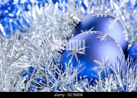 Hintergrund von blaue Weihnachtskugeln mit Lametta Stockfoto