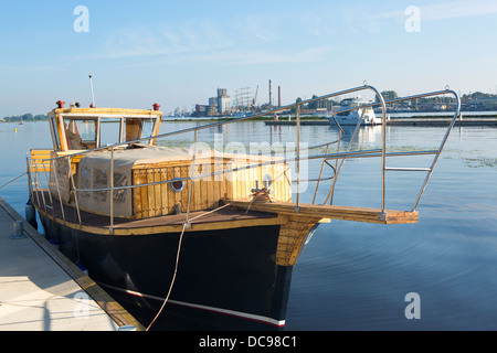 Boot an einem Liegeplatz auf dem Fluss. Lettland, Riga Stockfoto