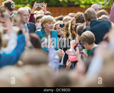 Berlin, Deutschland. 13. August 2013. Deutsche Bundeskanzlerin Angela Merkel (CDU) besucht Heinrich Schkiemann Gymnasium in Berlin, Deutschland, 13. August 2013. Der Kanzler gab eine Ersatz-Lektion in Geschichte über den Bau der Berliner Mauer. Foto: TIM BRAKEMEIER/Dpa/Alamy Live News Stockfoto