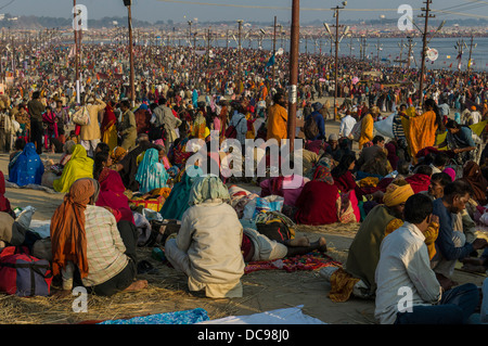 Tausende von Menschen sammeln, sitzen und schlafen auf dem Boden, Kumbha Mela Masse Hindu-Wallfahrt Stockfoto