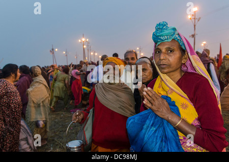 Menschen beten in den frühen Morgenstunden, Kumbha Mela Masse Hindu-Wallfahrt Stockfoto