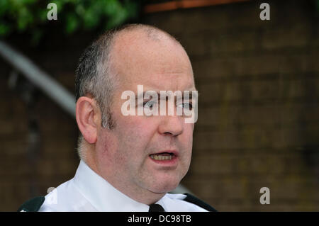 Belfast, Nordirland, Vereinigtes Königreich. 13. August 2013. Hauptkommissar George Clarke gibt eine Pressekonferenz, nachdem Kinder nicht explodierte Rohrbombe in Woodbourne PSNI Polizeistation zu tragen. Bildnachweis: Stephen Barnes/Alamy Live-Nachrichten Stockfoto