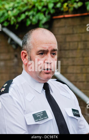 Belfast, Nordirland, Vereinigtes Königreich. 13. August 2013. Hauptkommissar George Clarke gibt eine Pressekonferenz, nachdem Kinder nicht explodierte Rohrbombe in Woodbourne PSNI Polizeistation zu tragen. Bildnachweis: Stephen Barnes/Alamy Live-Nachrichten Stockfoto