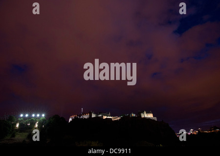 Feuerwerk und Lichteffekte auf das Edinburgh Castle, wie von der Princes Street gesehen. Stockfoto