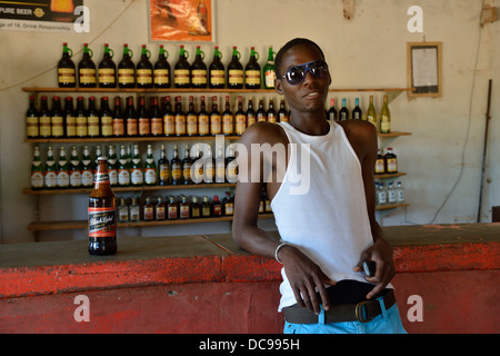 Zeitgenössisch gekleidet Himba-Mann mit einer Bierflasche in einem Shebeen, eine bar Stockfoto