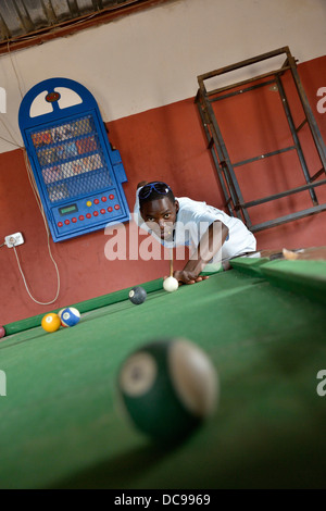 Himba junge Mann in einer Bar Billard spielen Stockfoto