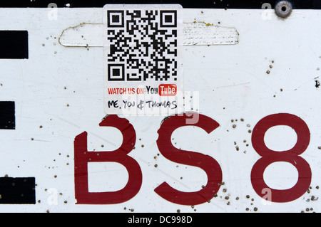 Mich sehen Sie & Thomas uns auf You Tube Aufkleber mit QR-Codes auf ein Straßenschild Bristol BS8. Stockfoto