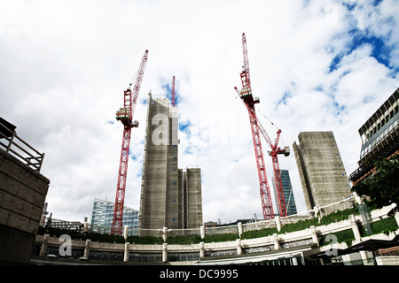 UBS - Baukräne / teilweise abgeschlossen Aufzugsschächte UBS neuer Büros auf 5 Broadgate in der City of London Stockfoto