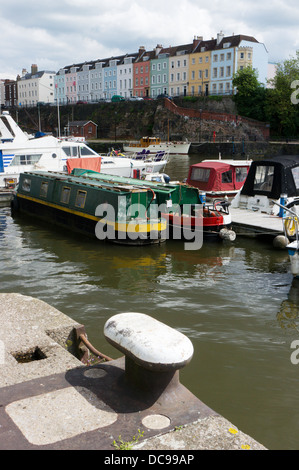 Eine Terrasse von bunten Häusern in Redcliffe Parade gesehen auf den schwimmenden Hafen in Bristol. Stockfoto