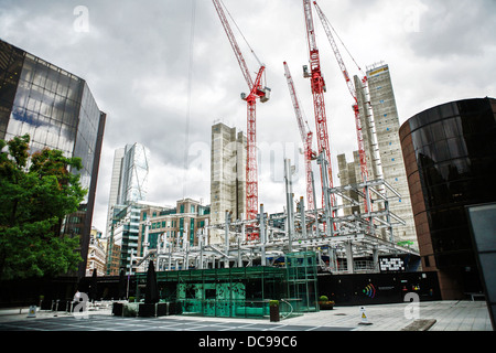 UBS - Bau-Krane / teilweise abgeschlossen Aufzugsschächte UBS neuer Büros auf 5 Broadgate in Stadt von London. Stockfoto