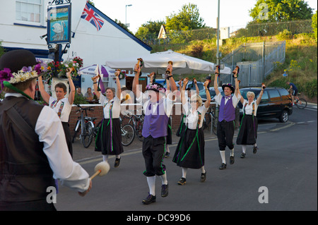 Morris Tänzer in einem Dorf, Devon, UK Stockfoto