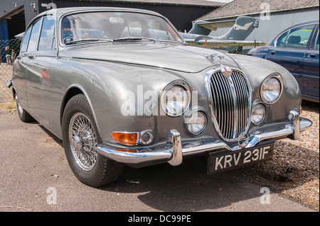 De Havilland Museum 1968 Jaguar 3,8 S Liter Liter 4dr vier Türen Benzin Limousine silber grau Stockfoto