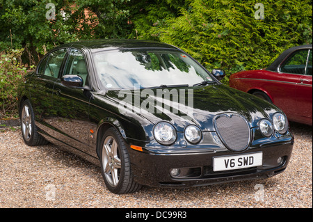 de Havilland Museum, 2002 schwarz Benzin 4 Tür Saloon 4,2 Liter Liter Jaguar S Typ V8 R Auto 400 BHP Stockfoto