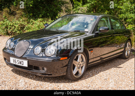 De Havilland Museum 2002 schwarz Benzin 4 Türer 4.2 Liter Liter Jaguar S Type V8 R Auto 400 PS Stockfoto