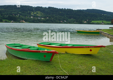 bunten Booten und Hütten am Ufer des Flusses Doubs, Lac Saint Point. Lac de Malbuisson Stockfoto