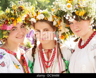 Junge Mädchen in ukrainischen nationalen Trachten, Ivan Kupala Day Celebration, Kiew, Pirogowo, Pyrohiv, Ukraine Stockfoto