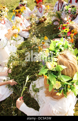 Junge Mädchen in ukrainischen nationalen Trachten, Ivan Kupala Day Celebration, Kiew, Pirogowo, Pyrohiv, Ukraine Stockfoto