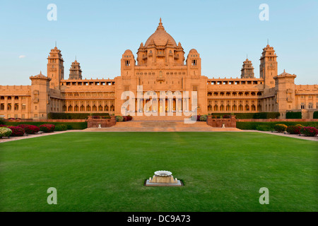 Fassade von der Gartenseite mit einem Restaurant, Hotel Palace, Umaid Bhawan Palace im Abendlicht Stockfoto