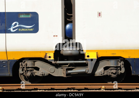 Gegliederte Wagen Drehgestell auf Eurostar-Zug, Bahnhof Ashford International, Kent, England, UK Stockfoto