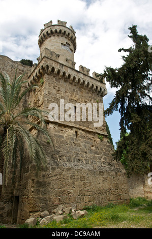 Ein Turm der mittelalterlichen Stadtmauer von Rhodos, Griechenland, wie aus dem Graben zu sehen. Stockfoto