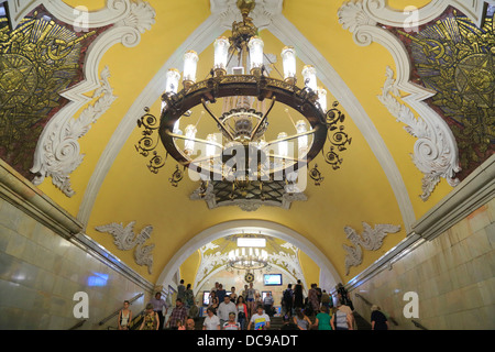 Stuckdecke mit einem Kronleuchter, Metro-Station Komsomolskaja Stockfoto