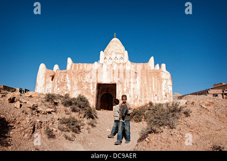 Kinder spielen vor einem alten Heiligen Schrein. Tinghir, Dades Tal, Marokko Stockfoto