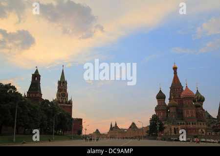 Dämmerung über Krasnaya Ploshchad, Roter Platz, Kreml, Kaufhaus GUM, Basilius Kathedrale Sobor Vasilija Blazhennogo Stockfoto