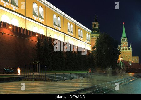 Arsenal des Kremls mit dem Troitskaya Tower bei Nacht Stockfoto