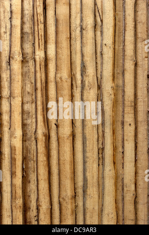 Holzwand aus unbehandelten groben Brettern Stockfoto
