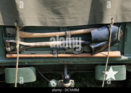 Krieg und Frieden Wiederbelebung, Juli 2013. Folkestone Racecourse, Kent, England, UK. Schaufel und Axt Atatched, Militärfahrzeug Stockfoto