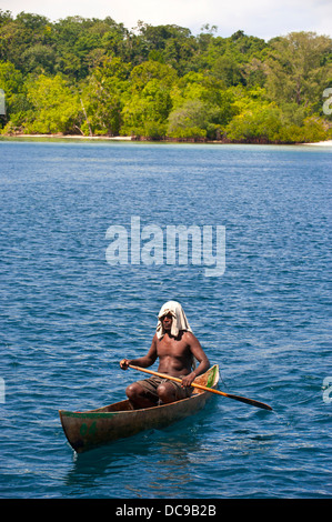 Mann in seinem Kanu paddeln Stockfoto