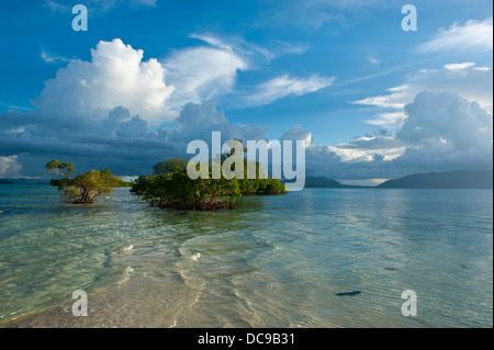 Wolkenformationen über der Marovo Lagune Stockfoto