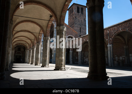 Bögen außerhalb einer alten Kirche in Mailand, Italien Stockfoto