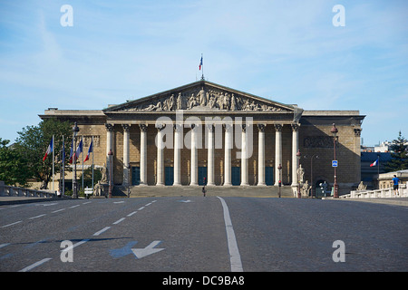 Die Fassade der Assemblée nationale, unter dem Pont De La Concorde in Paris ohne Autos! Stockfoto