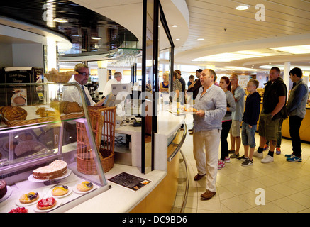 Menschen kaufen das Essen im Restaurant an Bord der MyFerryLink cross Channel Fähre "Berliotz" auf der Dover nach Calais Reise Stockfoto