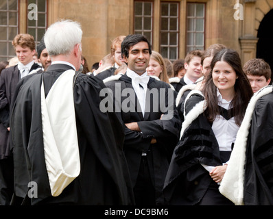 Clare College Cambridge Universität Absolventen auf Graduation Day, in ihren Kleidern, England UK Stockfoto