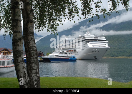 Eine majestätische Kreuzfahrtschiff in norwegischen Hafen von Flåm, umgeben von Bergen Stockfoto