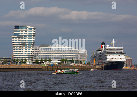 Kreuzfahrtschiff Queen Elizabeth im Hamburger Hafen direkt neben Marco Polo Tower und Unilever House Stockfoto