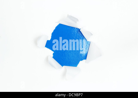 blaues Loch in weißem Papier mit ausgefranste Kanten Stockfoto