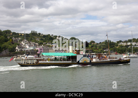 Tretboot auf dem Fluss Dart, Sommer, Dittisham, Ditsum, Reiseziel, in eine Reihe, Stein, Wasser, Hütten, Kingswear castle Stockfoto