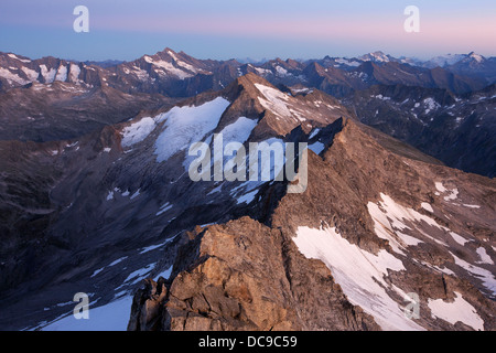 Zillertaler Alpen, Gletscher, Hohe Tauern Bergen, Blick vom Gipfel der Reichenspitze zur Dreiherrenspitze Berg, Stockfoto